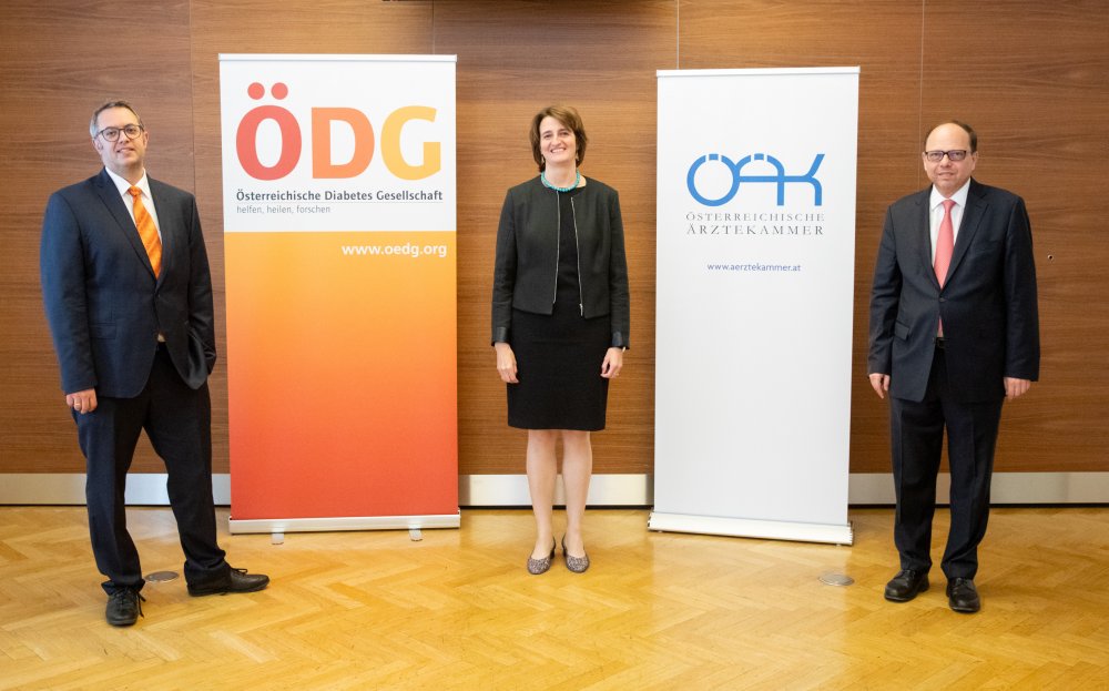v.li.: ÖDG-Sekretär Harald Sourij, ÖDG-Präsidentin Susanne Kaser und ÖÄK-Präsident Thomas Szekeres