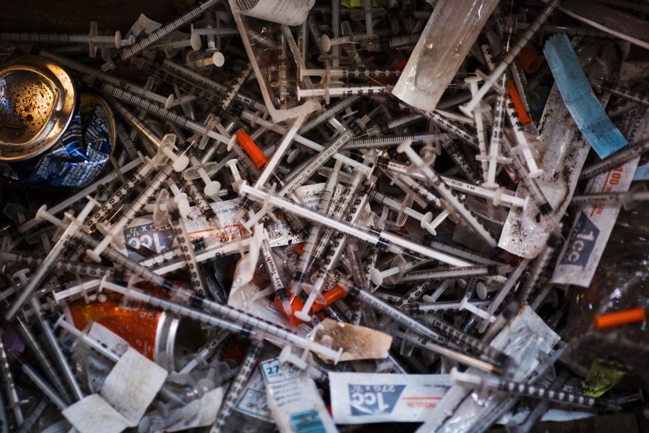 Weggeworfene Nadeln sind in einem Heroinlager im Stadtteil Kensington in Philadelphia 2017AFP PHOTO / DOMINICK REUTER