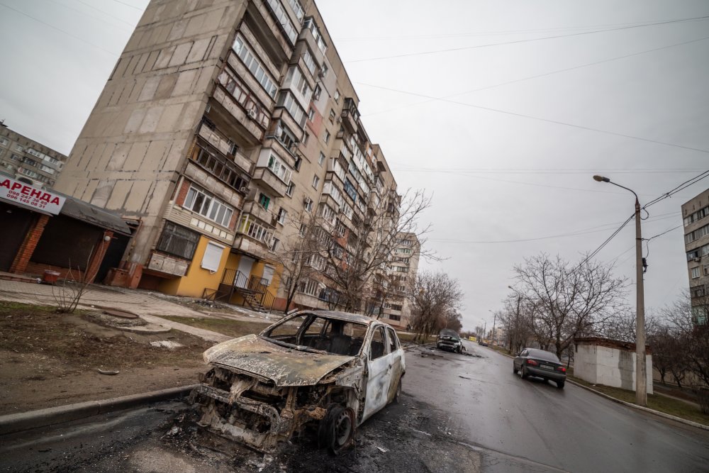 Ein Wohnblock und Autos nach der Explosion der Grad-Rakete. darvik.photography / Depositphotos_554574914