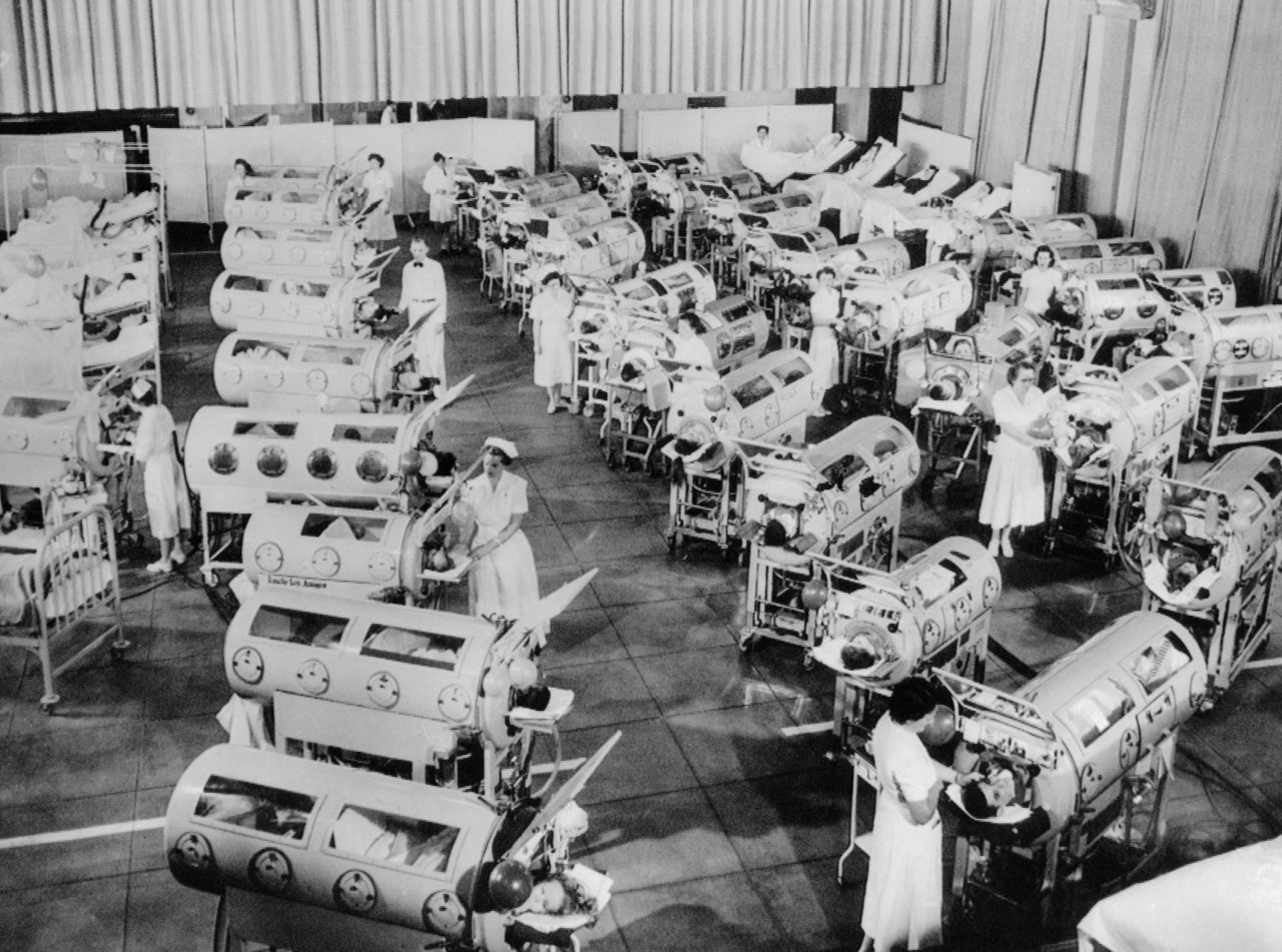 Mitte der 50er Jahre waren die Polio-Zahlen in den USA verheerend, hier ein Spital mit polioerkrankten Kindern in "Eisnerne Lungen", 1953. (c)  Everett Collection / picturedesk.com