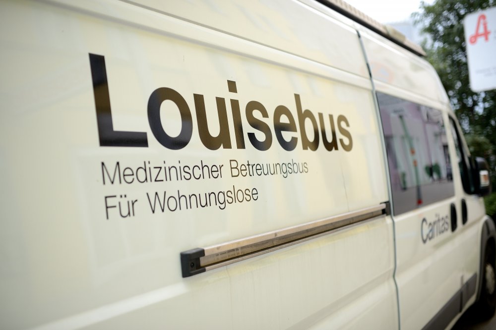 Die Allgemeinmedizinerin Monika Stark kümmert sich im Bus gemeinsam mit freiwilligen Helfern um Menschen, die oft dringend eine medizinische Betreuung benötigen.