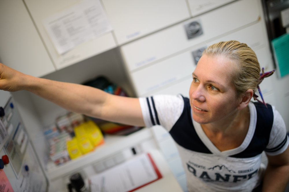 Die Allgemeinmedizinerin Monika Stark kümmert sich im Bus gemeinsam mit freiwilligen Helfern um Menschen, die oft dringend eine medizinische Betreuung benötigen. Foto: Stefan Seelig