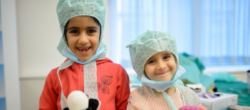 Die Kids können mit ihren Kuscheltieren, Teddys oder Puppen kommen, um sie persönlich durchs Spital zu begleiten und als „AssistenzärztInnen“ selbst aktiv mitzuhelfen.