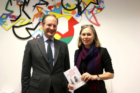 Michaela Fritz (rechts im Bild), Vizerektorin für Forschung und Innovation der MedUni Wien und Christoph Binder, Atheroskleroseforscher an der MedUni Wien, über den geplanten Bau des Zentrum für Präzisionsmedizin.