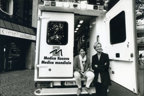 Eine mobile gynäkolgische Ambulanz im Kosovo. Rechts die deutsche TV-Moderatorin Ilona Christen, bekannt durch ihre gleichnamige RTL-Talkshow.