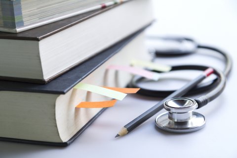 In der Humanmedizin gehen mindestens 95 Prozent der Studienplätze an allen Unis an Kandidaten aus der EU und mindestens 75 Prozent an Studienwerber mit österreichischem Maturazeugnis.