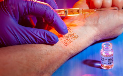 Laut Verschwörungstheorien soll Multimilliardär Bill Gates ist beliebte Zielscheibe von Verschwörungstheoretikern. Er soll bei Corona-Impfungen Microchips-Implantate einpflanzen, um die Menschheit zu kontrollieren.