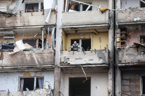Blick auf ein ziviles Gebäude, das nach einem russischen Raketenangriff auf die Stadt Kiew beschädigt wurde, Ukraine — Foto von Autor palinchak