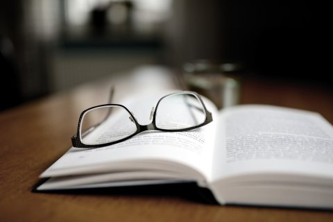 Brille auf Buch 
