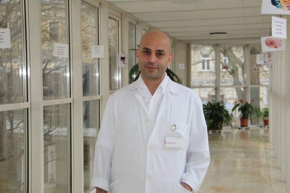 Eyad Kabalan, syrischer Arzt im OP-Kleidung im Spital