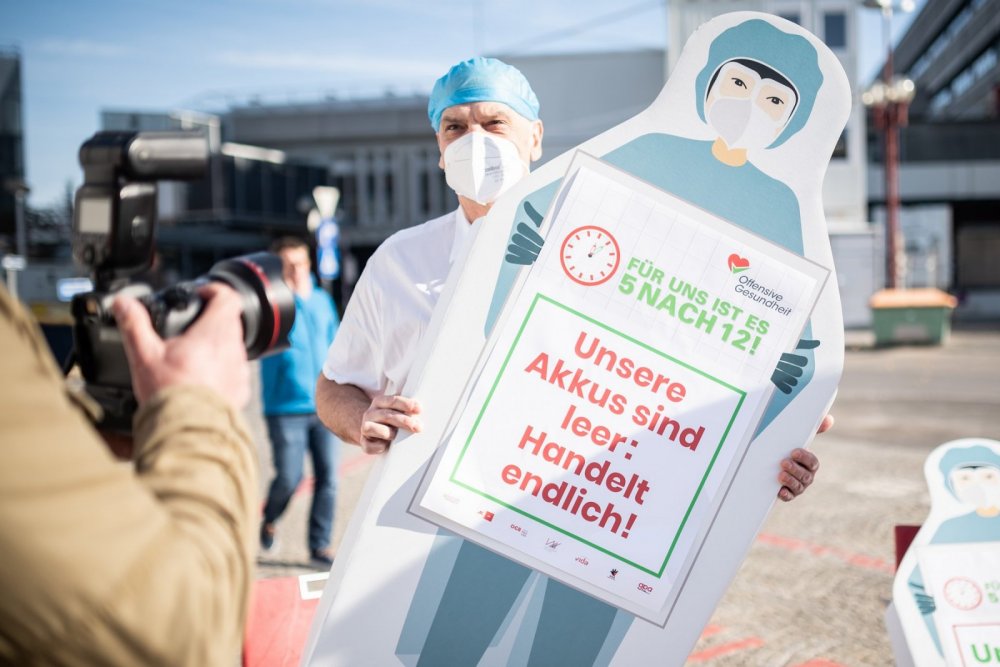 Arzt bei Protest gegen Überlastung und Personalmangel AKH
